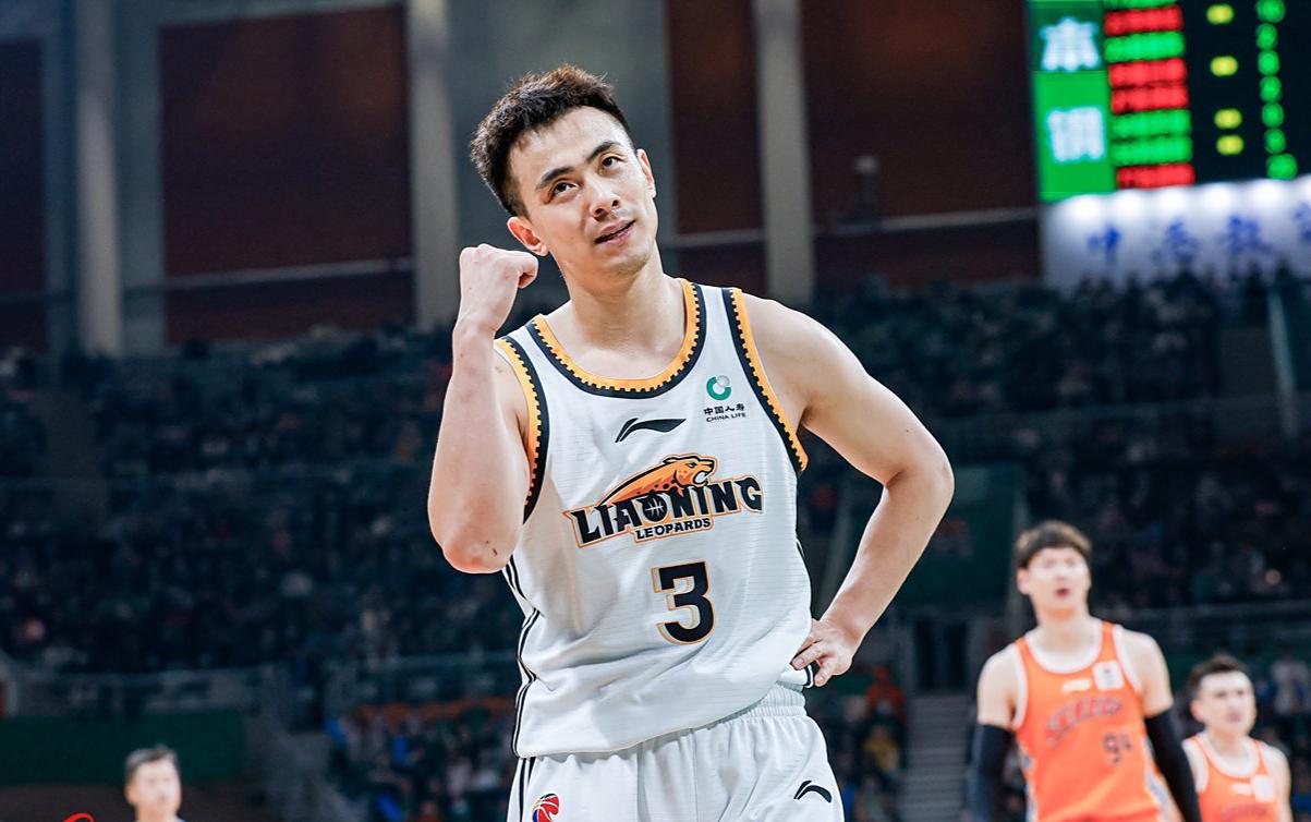 赵继伟将接任队长，北京三冠功臣退役当教练，男篮归化外援受阻