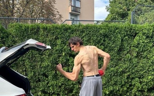 博班晒魔鬼筋肉照并打趣：请叫我李小龙