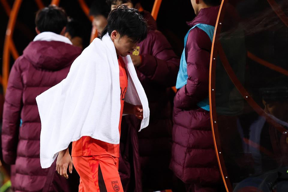 宋凯邵佳一观战黑脸！22岁美甲国脚3