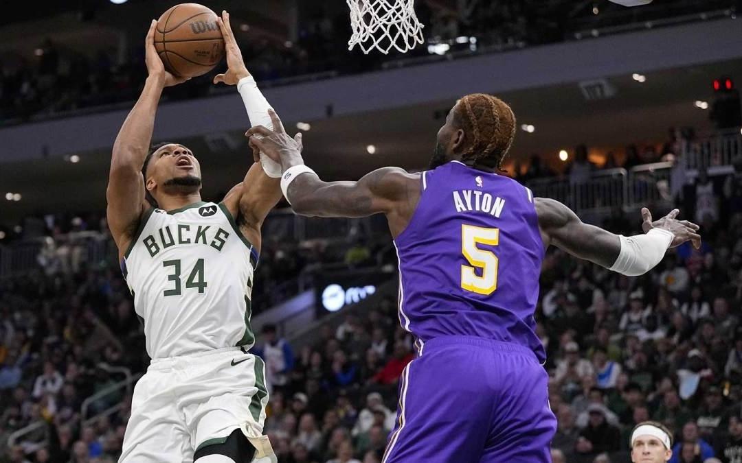 好人，字母哥为湖人新秀蒂耶罗争到比赛用球，庆祝他职业生涯首球