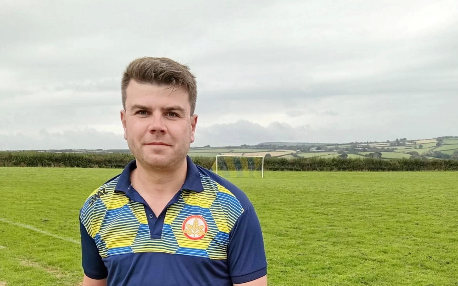 球场成牧场，200只羊闯入球场留下大量粪便导致比赛被迫推迟