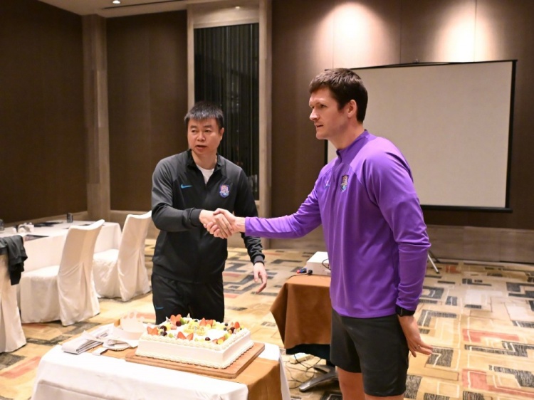 记者：于根伟为格兰特主持生日宴相信格兰特的事会有圆满解决