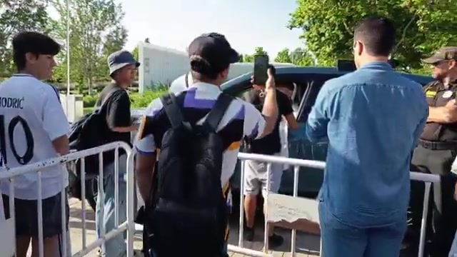 人气爆棚！皇马球迷排成一长串，怀森坐车内慢慢给美凌格签名合影
