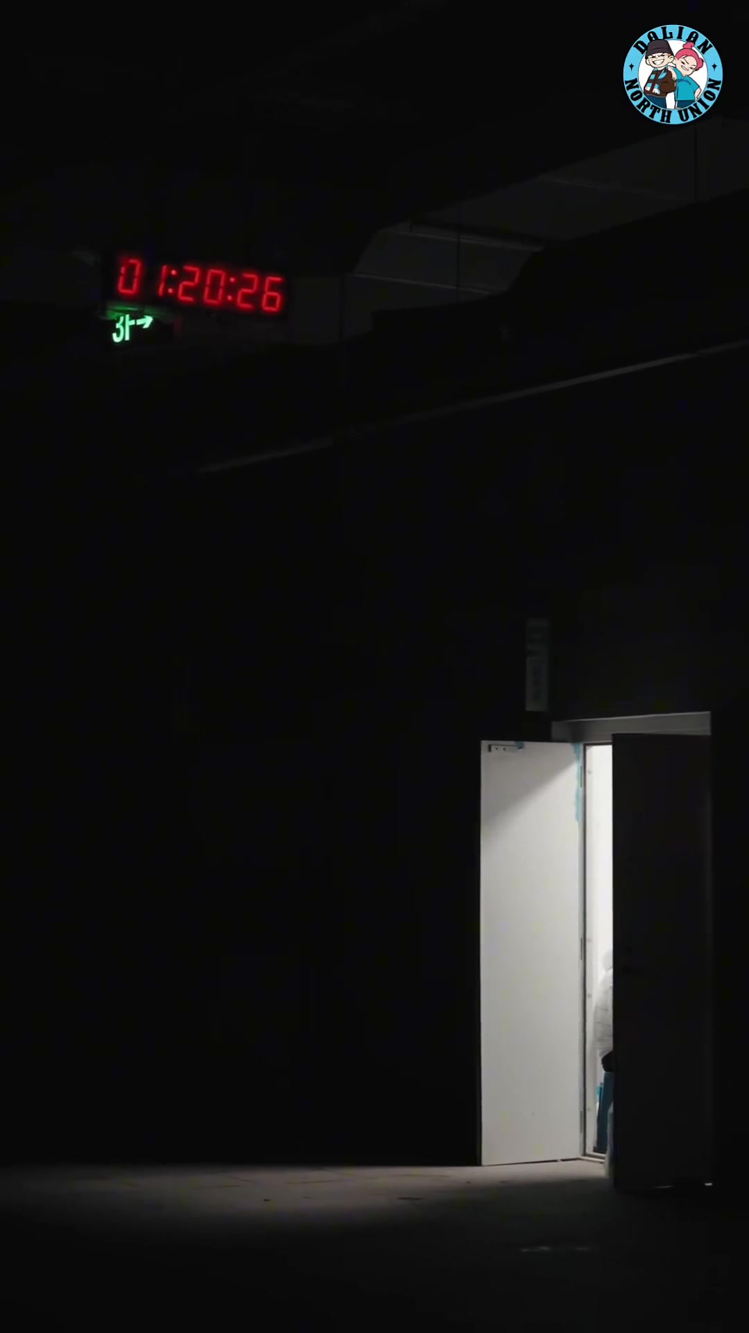 多好的球迷啊！英博球迷赛前深夜准备巨幅TIFO展示效果极其震撼