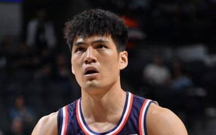 26岁男篮锋线魔兽冒尖！战NBA球队14+