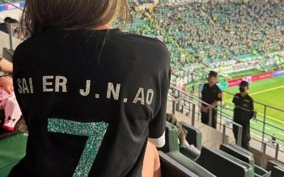 妻子祝贺塞鸟：无比骄傲，你就像一道光照亮了我们全家的生活