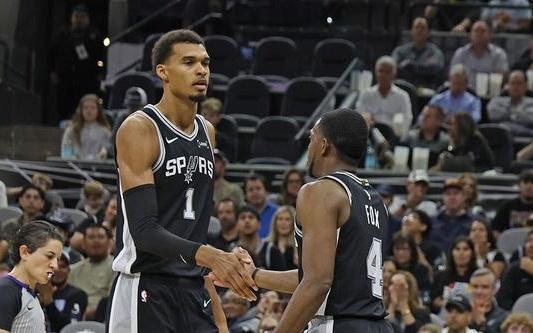 福克斯：文班会成为历史最佳之一我们