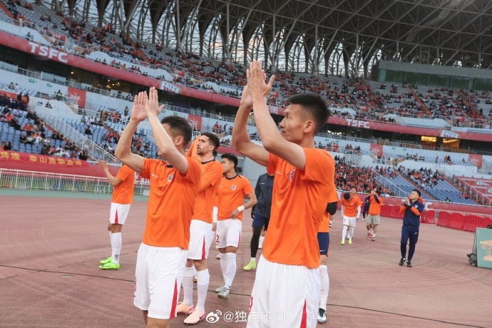 记者：海牛队员及教练组赛前向球迷鞠