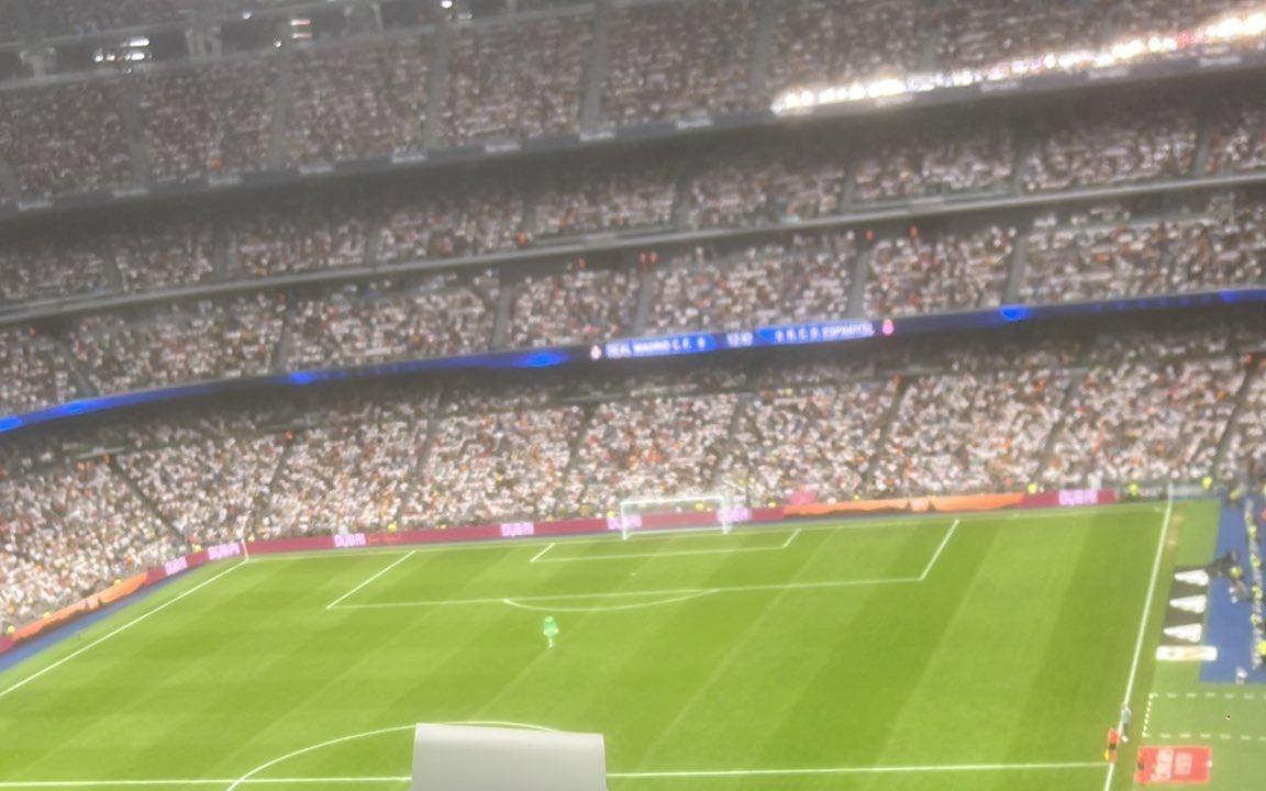 西媒：伯纳乌热得让球迷受不了，扇子成为最需要的产品