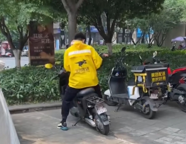昔日年薪180万！前重庆球员如今欠债4