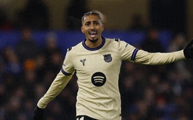 参与62球助却无缘FIFA最佳阵容巴萨球星的妻子炮轰国际足联