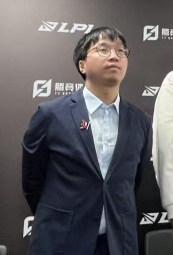 这态度怎能不出成绩AL.Tabe教练：我们要短时间抓住新版本精髓