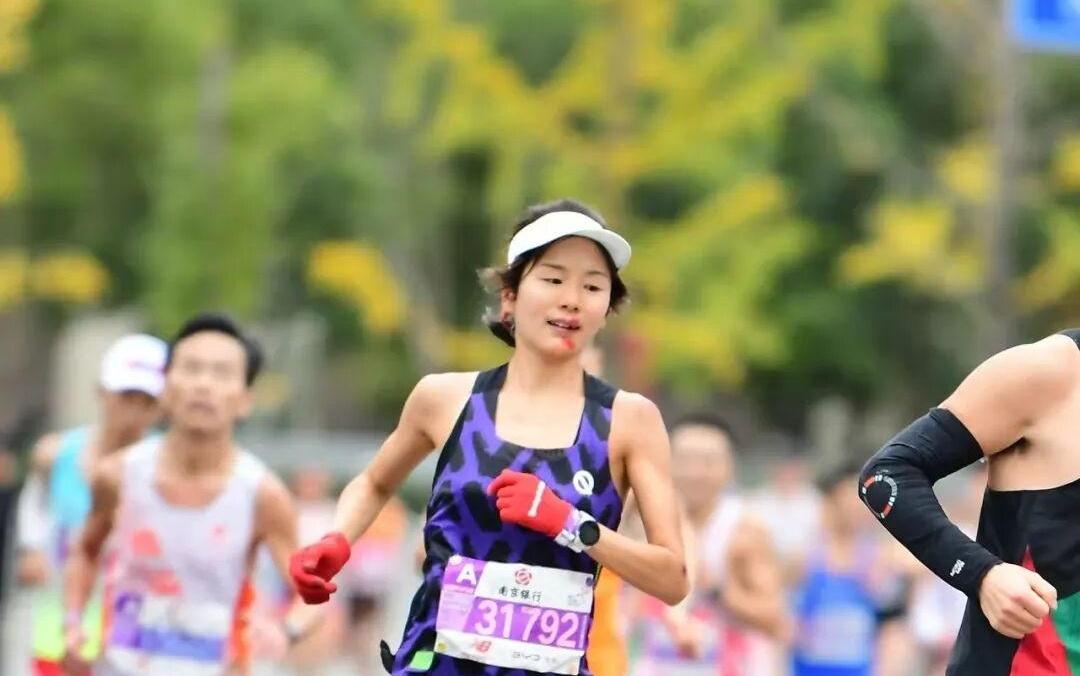 跑过肯尼亚山丘的熊娟，结束不完美的