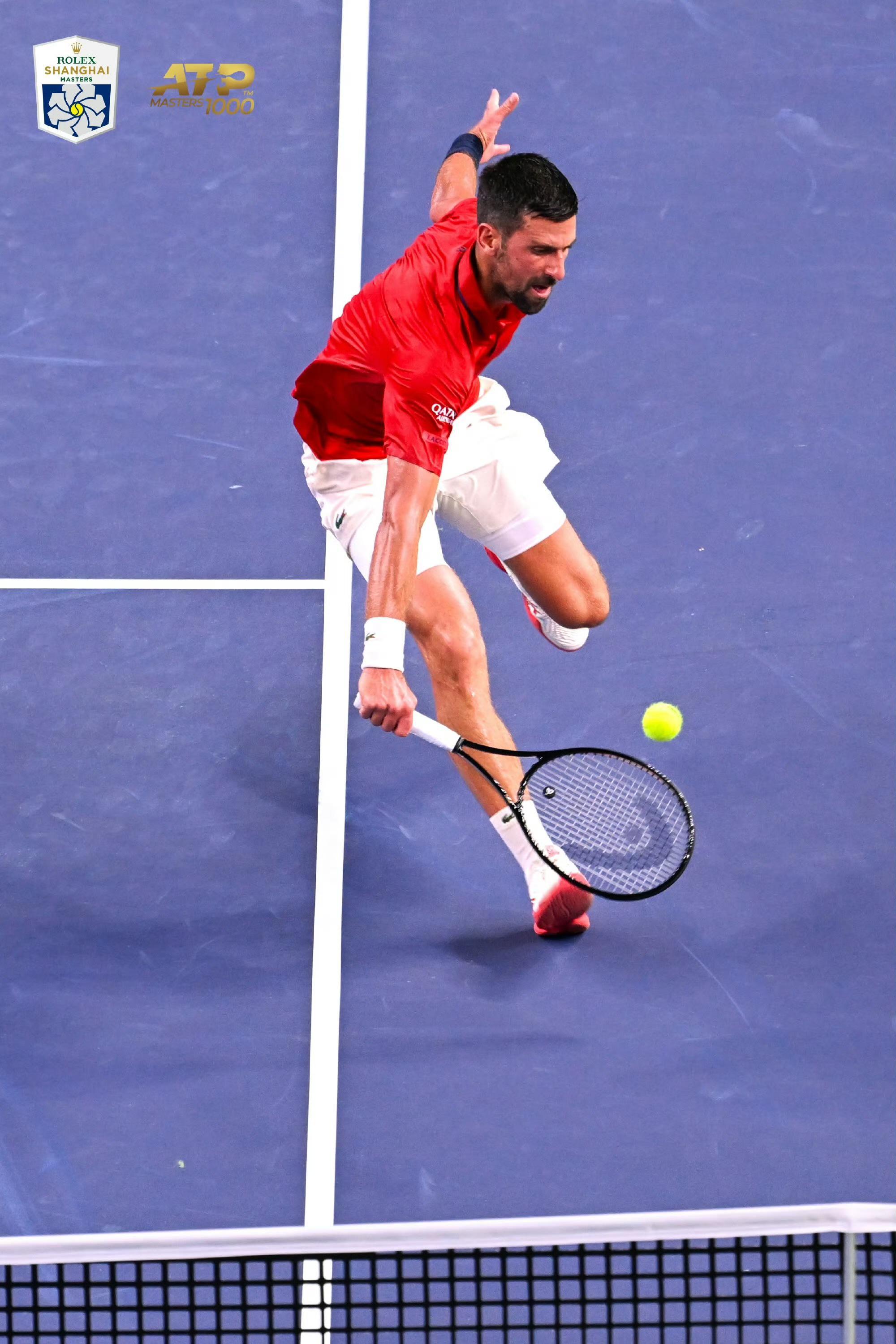 高温下生存之战：老球王德约艰难晋级