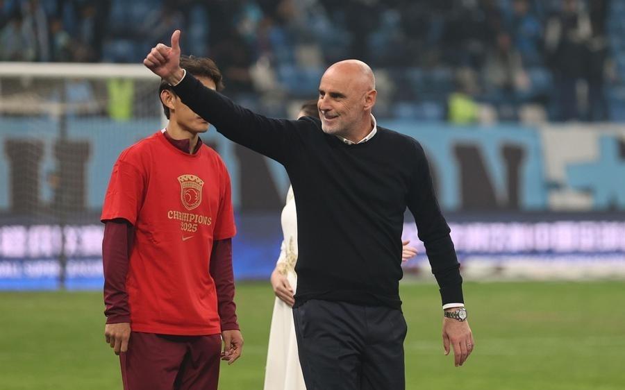 中超三连冠！赛季前没人看好的上海海港队，凭什么能实现伟业