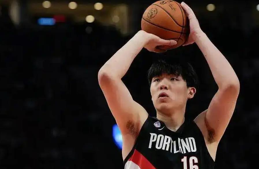 杨瀚森首秀2分1篮板麦克丹尼尔斯称