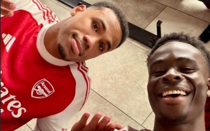 队友太给力，萨卡社媒晒赛后合照，加布里埃尔摊手