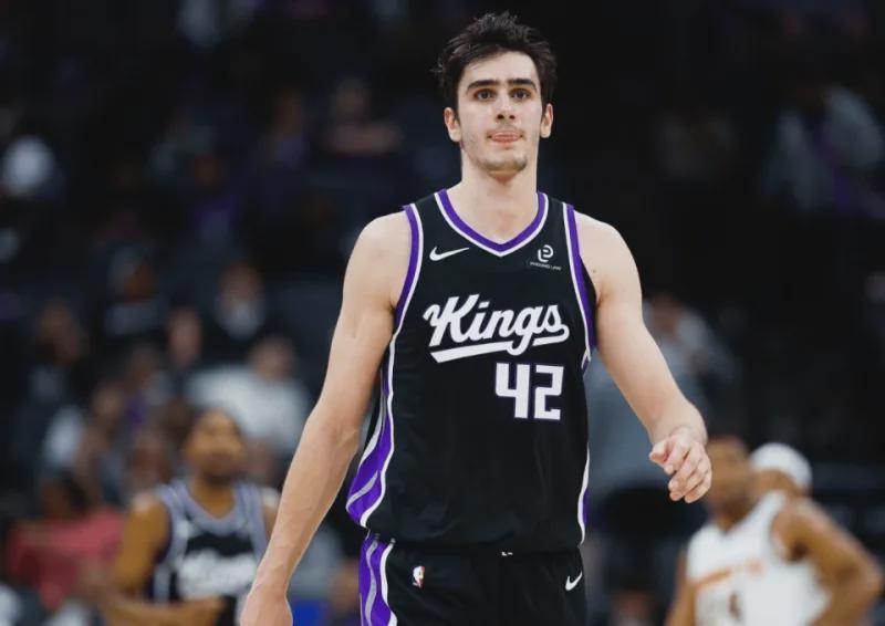 国王次轮秀中锋雷诺表现引热议，杨瀚