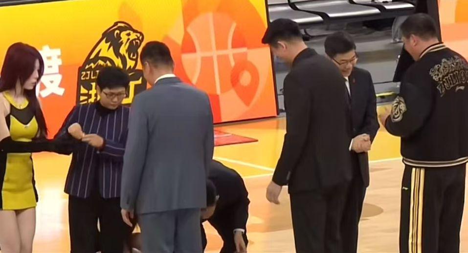 不给冠军面子为王博颁戒指掉地上，楼