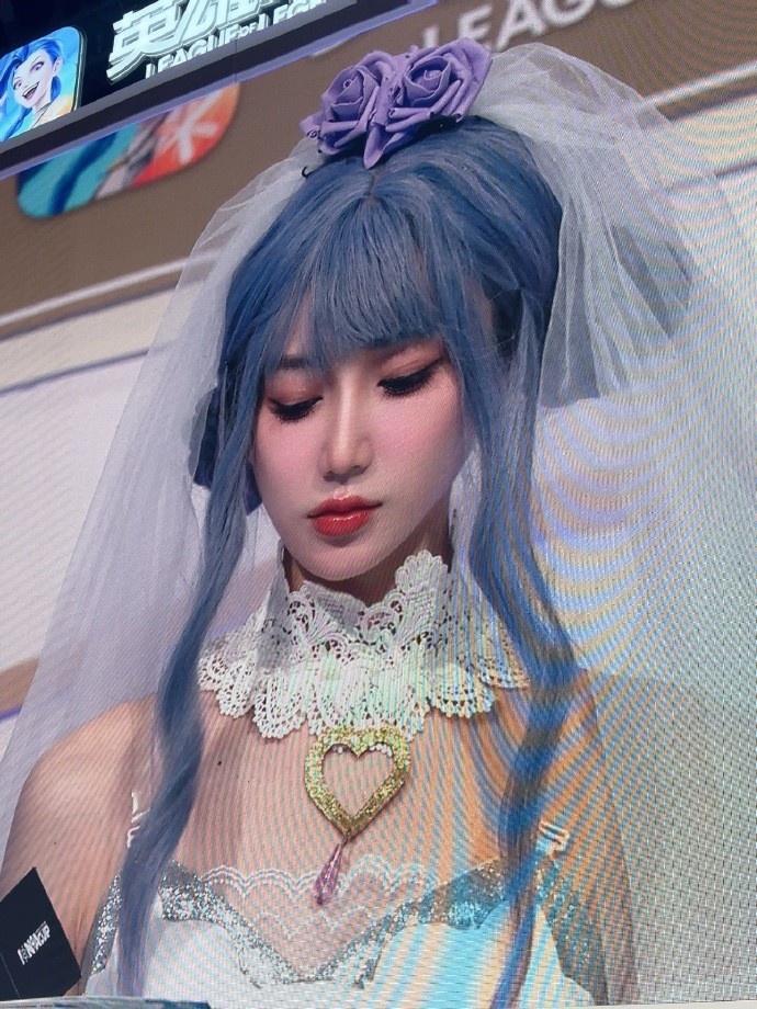 COS主持LPL女主持小悠珊珊晒照：最爱的皮肤+曾经最爱的英雄