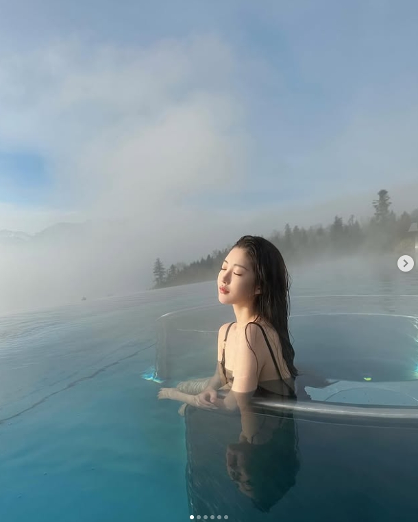 Ming绯闻女友1saye晒温泉泳装照：神仙颜值乱人心弦