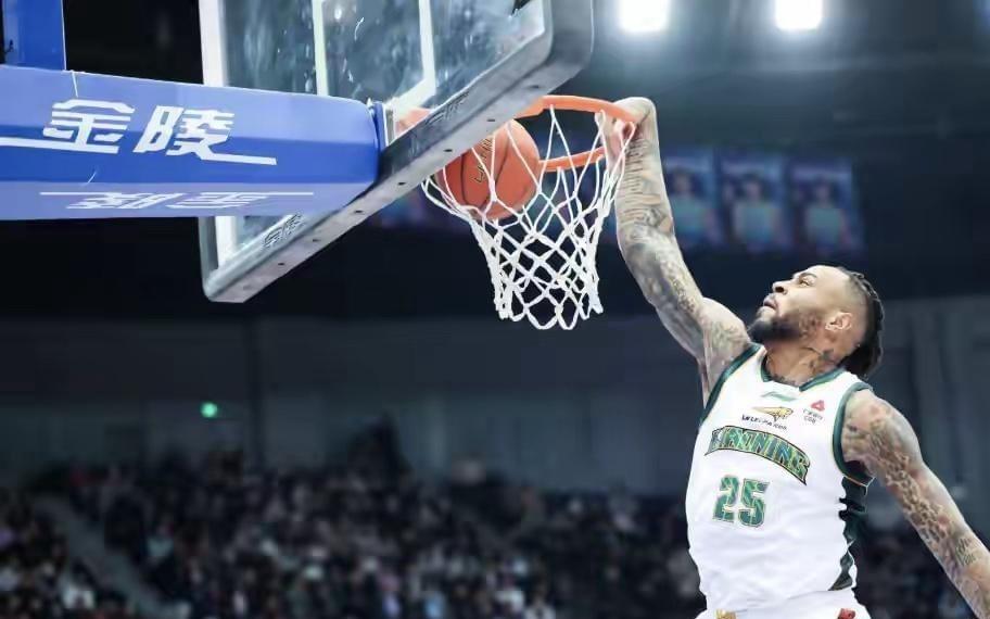 5场比赛4大教练下课，CBA奇葩纪录，杨鸣被喷，丁伟不降反升